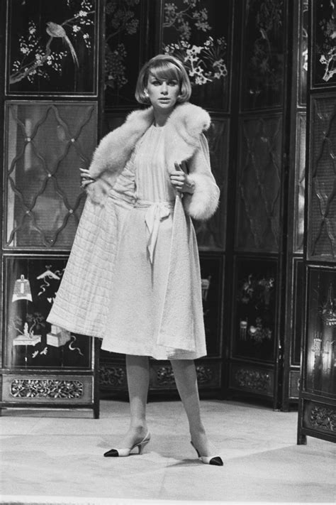 giacca chanel anni 60|I capi e gli accessori Chanel che hanno scritto la .